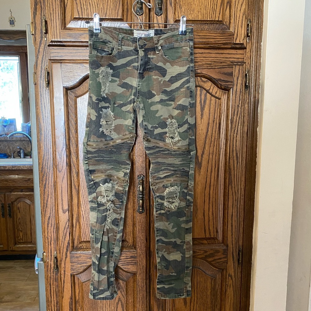 EUC! Soho Babe Camouflage Jeggings, Size 0